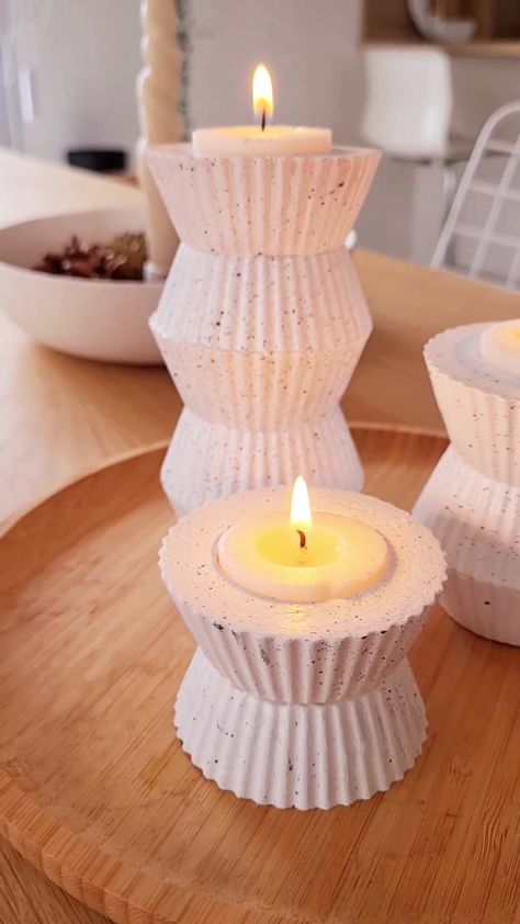 🕯 DIY : bougeoir en plâtre Découvrez comment fabriquer ce magnifique bougeoir, avec : ✅ du plâtre en poudre ✅ des moules à muffins ✅ des bougies... | By Maison & Travaux Diy Bougie, Bohemian Diy, Decoration Beton, Diy Posts, Concrete Crafts, Concrete Diy, Diy Candles, Diy And Crafts, Diy Home Decor