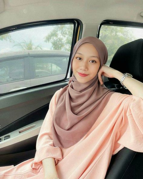 Pink Hijab Outfit, Hijab Poses, Pink Hijab, Outfit Hijab Casual, Awek Tudung, Celana Jeans, Hijabi Aesthetic, Muslim Women Hijab, Style Hijab