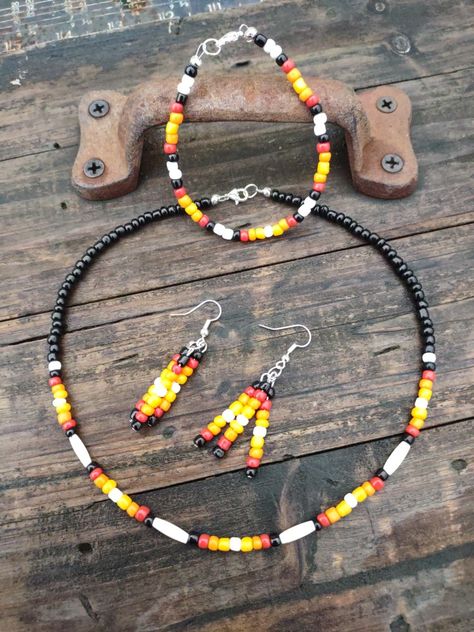 Simple Bead Earrings, Stretch Beaded Bracelets Diy, Simple Beaded Necklaces, Beaded Jewelry Earrings, Native American Necklace, Beaded Jewelry Necklaces, Diy Friendship Bracelets Patterns, Beaded Necklace Designs, Diy Bracelets Patterns