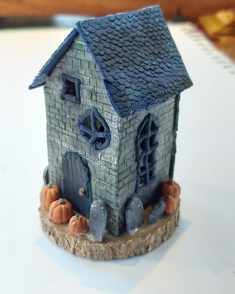 Clay Haunted Houses, Clay Haunted House, Ceramic Functional, Halloween Ceramics, Fall Pottery, Cement Work, Clay Box, Creepy Crawlers, Diy Pottery Painting