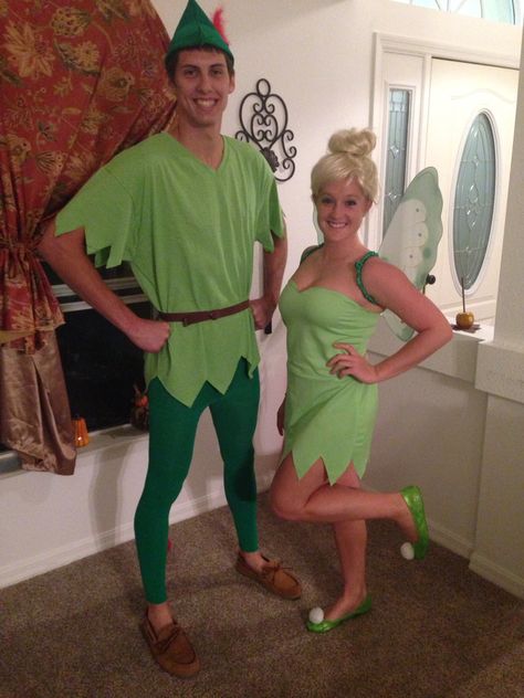 Homemade Peter Pan & TinkerBell costumes ! Peter Pan Couple Costume, Tinkerbell And Peter Pan, Diy Peter Pan Costume, Diy Tinkerbell Costume, Disfraz Peter Pan, Peter Pan Kostüm, Tinkerbell Halloween Costume, Disney Couple Costumes, Diy Girls Costumes