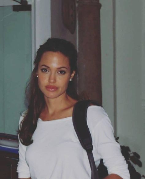 Angelina Jolie Angelina Jolie Aesthetic, Angelina Jolie 90s, Goddess Women, 90s Aesthetic, Aesthetic Beauty, Hollywood Celebrities, Girl Crushes, Woman Crush, Angelina Jolie