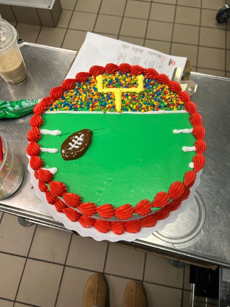 Super Bowl Cake Ideas, Superbowl Cakes, Dq Cakes Designs, Football Cookie Cake, Football Cake Design, Football Desserts, Jumbo Cookies, Superbowl Cake, Dq Cake