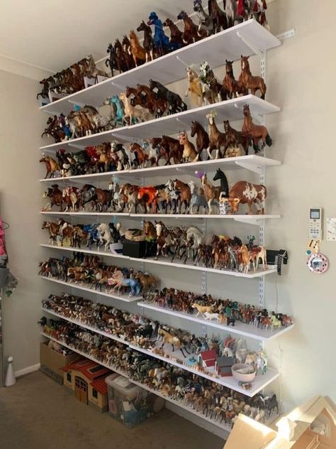 Schleich Storage Ideas, Breyer Horse Shelves, Shelich Horses, Horse Room Decor, Toy Horse Stable, Horse Room, Kids Rooms Inspo, Western Rooms, Breyer Horses