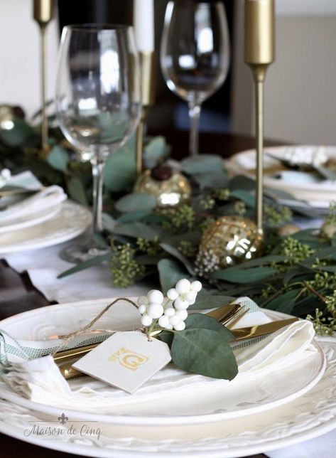 Casual Chic Green and White Christmas Tablescape Box Noel, Thanksgiving Table Settings Simple, Green And White Christmas, Jul Mad, Christmas Dining Table, Deco Table Noel, Christmas Dinner Table, Holiday Table Settings, Christmas Tablescape