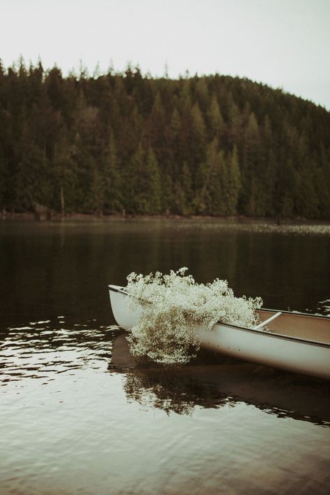 powell lake canoe elopement photos Canoe Couple Photos, Canoe Wedding Photos, Canoe Couples Photoshoot, Canoe Engagement Pictures, Canoe Elopement, Canoe Photoshoot, Wedding Canoe, Powell Lake, Canoe Pictures