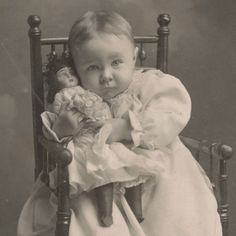 Child cuddling her doll Victorian Baby Clothes, Doll Illustration, Doll Sitting, Victorian Cabinet, Victorian Baby, Vintage Kids Fashion, Vintage Foto, Vintage Children Photos, Baby Hug