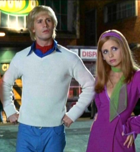 Fred & Daphne Fred And Daphne Costume, Celebrity Couple Costumes, Fred Scooby Doo, Daphne And Fred, Movie Duos, Scooby Doo Costumes, Scooby Doo Halloween, Daphne Costume, Scooby Doo Movie