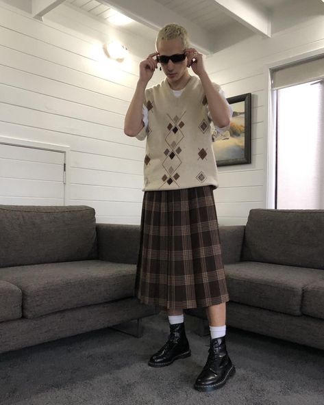 Men In Skirts, Streetwear Fashion Ideas, Streetwear Fashion Menswear, Streetwear Fashion Urban, Guys In Skirts, Men Wearing Skirts, Toxic Masculinity, Gender Fluid Fashion, Kilt Outfits