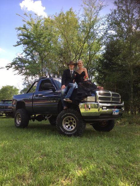 Country Prom Ideas, Western Prom Ideas, Hoco Pics With Truck, Cowboy Prom Pictures, Western Prom Photos, Western Prom Photoshoot, Western Prom Pictures, Truck Prom Pictures, Country Prom Pictures Couples