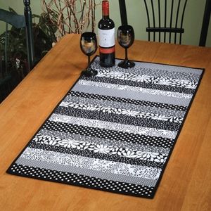 Table Runner Batik Table Runners, Table Runner Diy, Patchwork Table Runner, Black And White Quilts, White Quilts, Quilted Table Runners Patterns, Place Mats Quilted, Placemats Patterns, Quilted Table Toppers