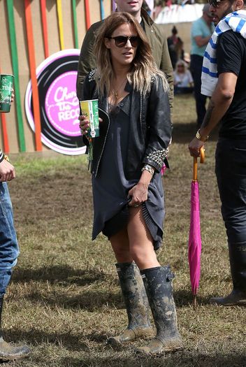 6 Outfits from Glastonbury Perfect for Messy Summer Fun Rainy Festival Outfit, Glastonbury Outfits, Wellies Outfit, Glastonbury Festival Fashion, Look Da Festival, Glastonbury Fashion, Look Hippie Chic, Outfits 2014, Festival Mode