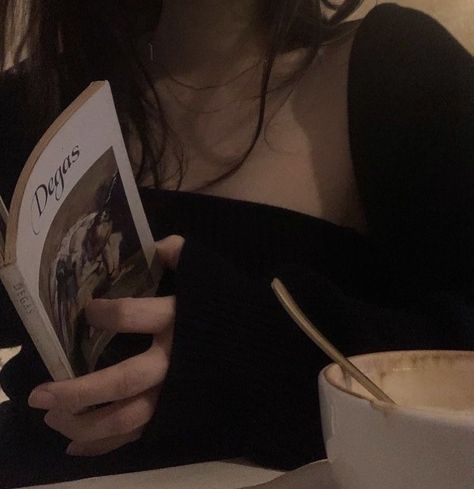 Aria Montgomery Aesthetic, Back To University, Estilo Dark, Dark Acadamia, Aria Montgomery, Dark Feminine Aesthetic, Alain Delon, Reading A Book, Dark Academia Aesthetic