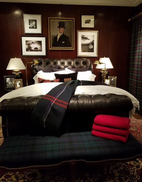 Ralph Lauren Bedroom Masculine, Old Money Mens Bedroom, Vintage Mens Bedroom, Old Money Bedroom Men, British Bedroom Ideas, Gentleman Style Bedroom, Handsome Bedroom, Scottish Bedroom, British Bedroom