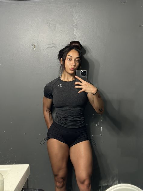 Semi Muscular Woman, Black Womens Fit Body Goals Curvy, Black Fitness Aesthetic, December Goals, Fit Females, Gym Girlie, Dream Physique, Athletic Body Type, Muscle Mommy