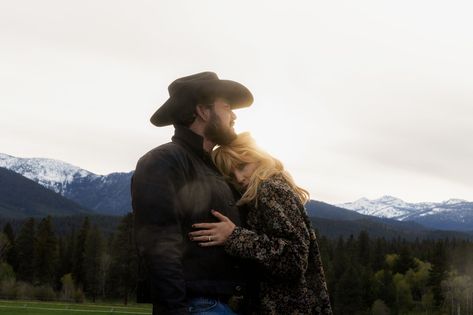 Rip And Beth Yellowstone, Beth Yellowstone, Rip And Beth, Yellowstone Rip, Yellowstone Beth Dutton, Yellowstone Beth, Rip Wheeler, Kelly Reilly, Cole Hauser