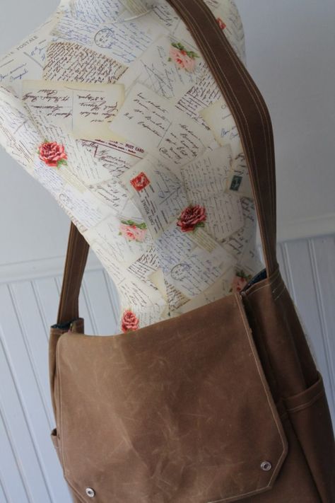 How to sew a waxed canvas messenger bag tutorial Waxed Canvas Diy, Messenger Tote Bag, Diy Messenger Bag, Canvas Diy, Market Tote Bag, Textile Bag, Quilted Wallet, Diy Bags, Sew Easy