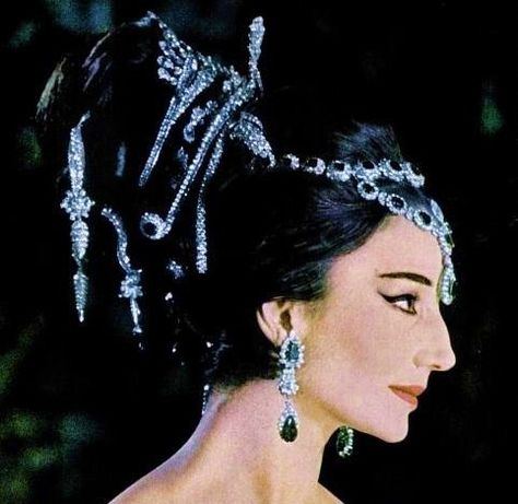 I believe this is Maria Callas, famous Opera star during the 60's and was a long time lover of Aristotle Onassis Nose Appreciation, Aquiline Nose, Jacqueline De Ribes, Hooked Nose, Big Nose Beauty, Maria Callas, Diamond Tiara, Soft Dramatic, Big Nose