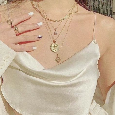 Beige White Aesthetic, Phone Setup, Quinceanera Jewelry, Bridal Nose Ring, Feminine Energy Aesthetic, Elegant Outfit Classy, Stylish Dpz, Gold Outfit, Cute Couple Poses