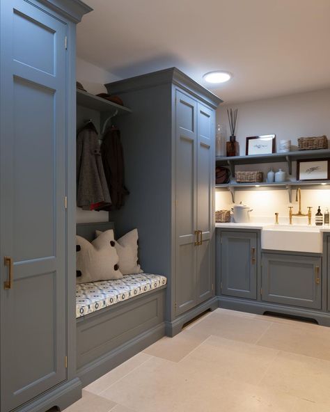 Humphrey Munson on Instagram: “A proper bootility room with everything you need for laundry etc, boot room storage for coats and boots and school bags, a sink area and a…” Utility Cloakroom Ideas, Laundry Cloakroom, Hilly Garden, Boot Room Storage, Georgian Farmhouse, Cloakroom Ideas, Boot Rooms, Boot Room Utility, Small Utility Room