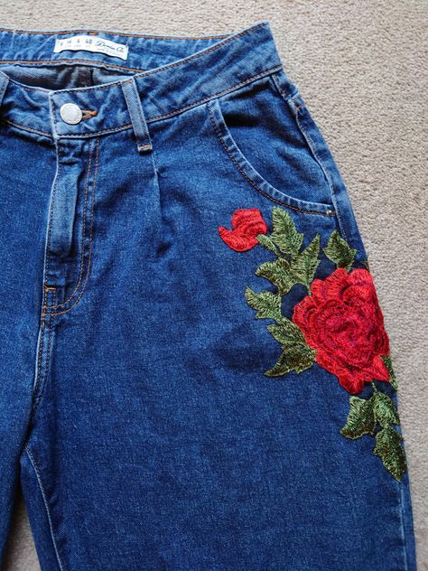 embroidery patterns Different Color Roses, Embroidery Jeans Diy, Bird Embroidery Pattern, Cat Embroidery Design, Rose Jeans, Fitting Jeans, Diy Embroidery Designs, Jeans Diy, Style Jeans