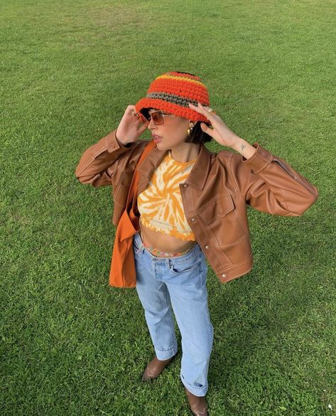 Vintage Jacket Outfit, Picnic Fashion, Bandana Cap, Outfit Pose, Bucket Hat Outfit, Festival Fits, Pose Idea, Orange Outfit, Fashion Forecasting