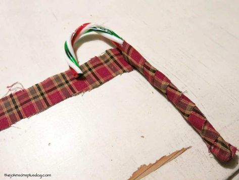 Diy Fabric Christmas Ornaments, Winter Windows, Make An Ornament, Primitive Christmas Ornaments, Handmade Christmas Presents, Christmas Decor Rustic, Primitive Christmas Decor, Rustic Christmas Decor, Fabric Balls