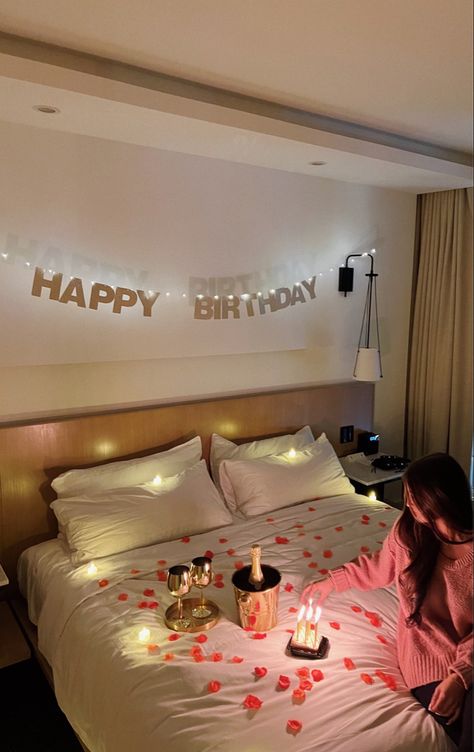 College Birthday, Balloons Number, Balloons White, Decor Dorm Room, Dorm Room Styles, 23rd Birthday, Heart Decor, 19th Birthday, Girlfriend Birthday