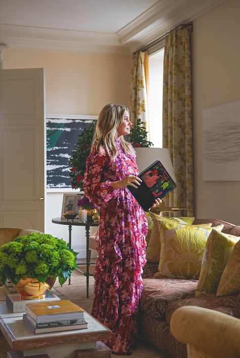 Alice Lane Interiors Living Room, Aerin Lauder Home, Feminine Living Room, Pretty Living Room, New York Home, Aerin Lauder, New York City Apartment, New York Homes, Inside Interiors