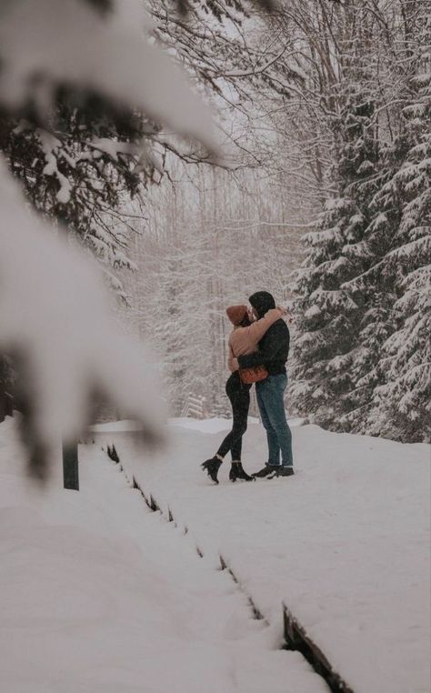 Cheap Artwork, Paint On Canvas For Beginners, Winter Couple Pictures, Couple Photography Winter, Christmas Couple Pictures, Winter Date Ideas, Snow Photoshoot, Winter Couple, Painting On Canvas For Beginners