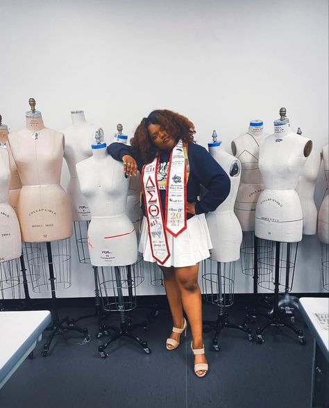 Black girl graduating from University with a minor in fashion design Fashion Design Graduation Photoshoot, Fashion Designer Graduation Pictures, Fashion Major Graduation Pictures, Fashion Major, Graduation Theme, Graduation Photoshoot, Grad Pics, Graduation Cakes, Graduation Photos