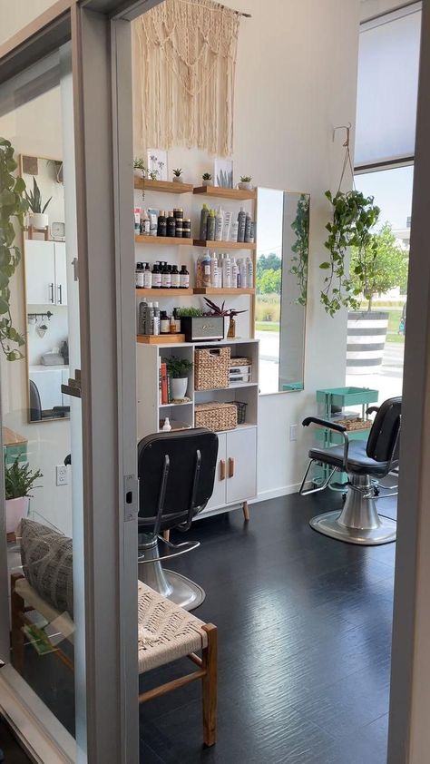 Hair Saloon Designs, Salon Studio Suite, Saloon Designs, Hair Salon Suite, Salon Suite Decor, Saloon Decor, Home Hair Salons, Beauty Room Salon, Esthetics Room