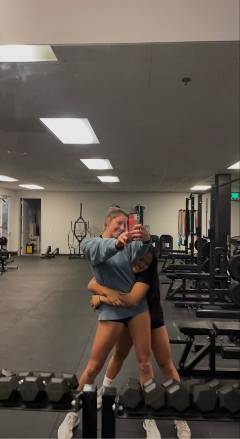 Gym With Bestie Aesthetic, Gym Pics With Bestie, Best Friend Gym Pictures, Bestie Gym Pictures, Friends Working Out, Gym Besties Aesthetic, Gym With Friends, Working Out With Friends, Gym Besties