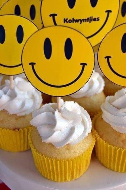 Smiley Face Party, Emoji Cupcake, Smiley Birthday, Smiley Party, Emoji Cake, Face Cake, Emoji Birthday Party, Ricotta Cake, Emoji Party