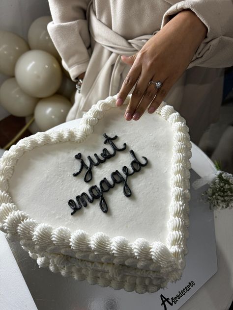 Simple White Engagement Cake, Post Proposal Party Ideas, Engagement Party Backyard Ideas, After Proposal Party, Nye Engagement Party, Engagement Cakes Simple, Simple Engagement Party Ideas Decoration, Surprise Proposal Party, Tcu Party