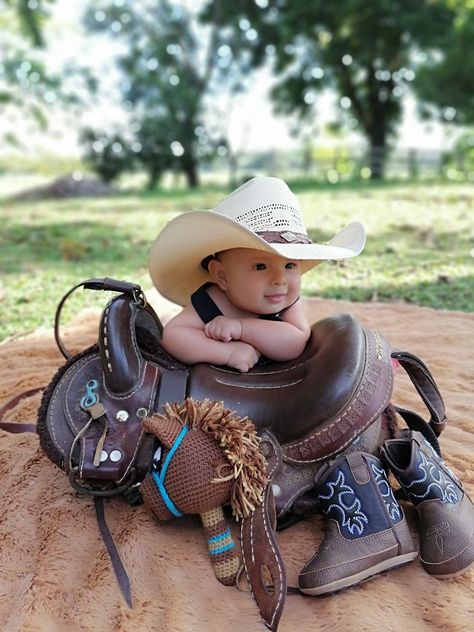 My heart melts Western Baby Pictures, 6 Month Baby Picture Ideas Boy, Baby Boy Cowboy, 6 Month Baby Picture Ideas, Country Baby Boy, Baby Boy Newborn Pictures, Boy Photo Shoot, Baby Photoshoot Boy, Baby Boy Pictures