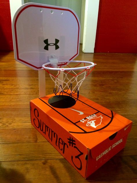 Basketball valentine box 👍🏻 Basketball Valentine Boxes, Valentine's Boxes, Valentines Card Holder, Baby Shower Card Box, Diy Valentines Box, Valentine Boxes For School, Shoe Box Crafts, Kids Valentine Boxes, Saint Valentin Diy