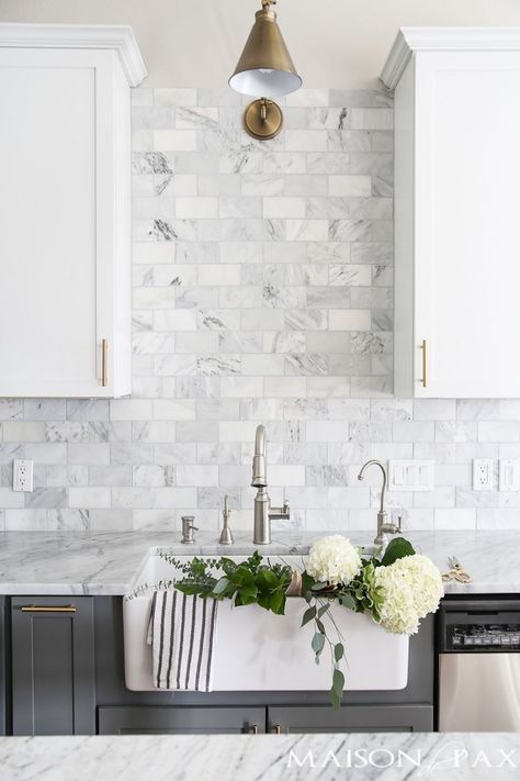 Gray and white kitchen with tiled marble backsplash via Maison de Pax Gray And White Cabinets, Big Farmhouse, Marble Subway Tile, White Marble Kitchen, Two Tone Kitchen, Kabinet Dapur, Marble Backsplash, Classic Kitchen, Kitchen Marble