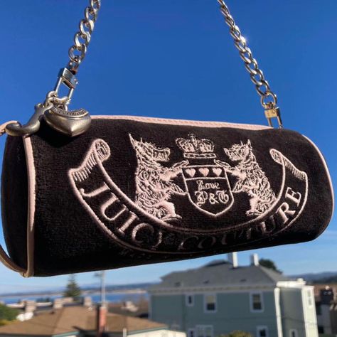 Juicy Couture Aesthetic, Outfits Shifting, Couture Aesthetic, Vintage Juicy Couture, Juicy Couture Purse, Y2k Accessories, Pics Inspo, Bags Vintage, Barrel Bag