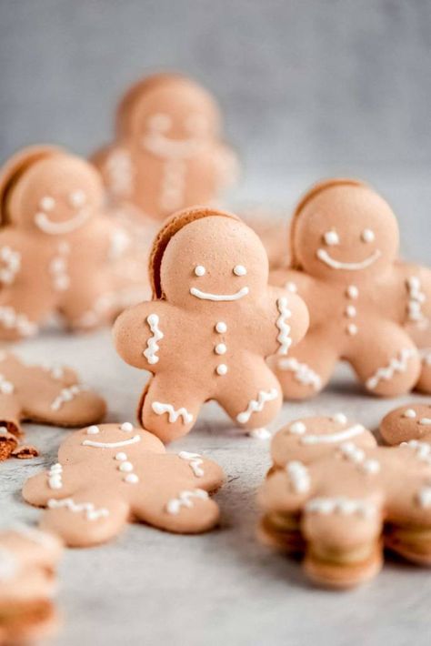 Christmas Flavored Macarons, Gingerbread Ganache, Christmas Meringue, Meringue Recipes, Gingerbread Man Template, Cute Christmas Desserts, Macarons Recipe Easy, Christmas Carousel, French Macarons Recipe