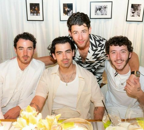 Frankie Jonas, Squad Photos, Wallpaper Fashion, Pop Rock Bands, Happy Birthday To Us, Joe Jonas, Instagram Wallpaper, Instagram Happy Birthday, Nick Jonas