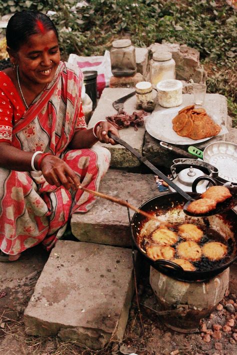 Street Vendor Frying Fritters #foodmarkets #streetfoods #localflavors #eatlikethelocals #TheExploratrice World Street Food, Desi Street Food, India Street, Street Food Market, Food Street, India Food, Indian Street Food, Snacks For Work, Healthy Work Snacks