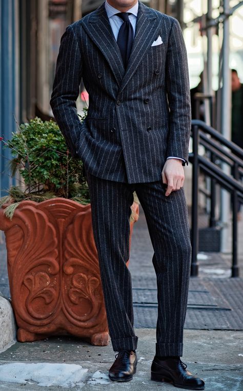 Old School Suits Men, Tailored Menswear, Pitti Uomo Street Style, Preppy Men, Mens Fashion Smart, Men’s Suits, Suit Style, Gray Suit, Formal Suits