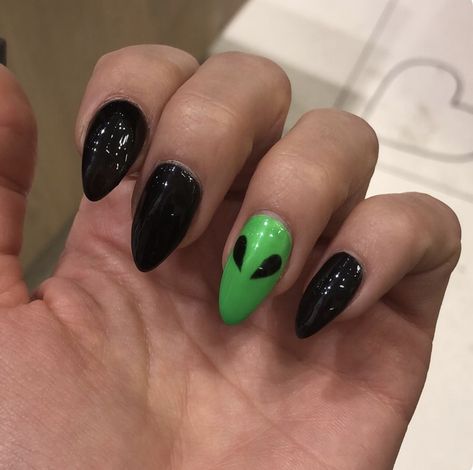 Alien Nail Ideas, Xenomorph Nails, Alien Nails Design, Alien Nail Art, Alien Nails, Alien Face, Goth Nails, Almond Nails Designs, Pretty Gel Nails