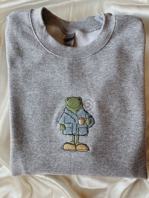 Embroidered Clothes Ideas, Sweatshirts Ideas, Embroidered Frog, Frog Sweatshirt, Kleidung Diy, Neue Outfits, Embroidered Crewneck, Embroidered Clothes, Mode Inspo