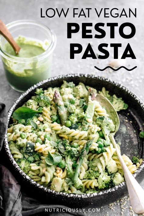 This creamy & healthy vegan pesto pasta with vegetables is so easy to make! No oil and low fat, it’s great for vegan weight loss and high in protein due to the bean pesto. Can be made into a salad, and enjoyed cold, so it's great for meal prep! This one pot pasta dish is a great vegan lunch or quick dinner, family-friendly and whole food plant-based. We love the rich basil taste of the creamy sauce, simple yet fantastic! Creamy Vegan Pesto, Oil Free Pesto, Vegan Pesto Pasta, Pesto Pasta Recipe, Healthy Beans, Resep Pasta, Pastas Recipes, Pesto Pasta Recipes, Vegan Pesto