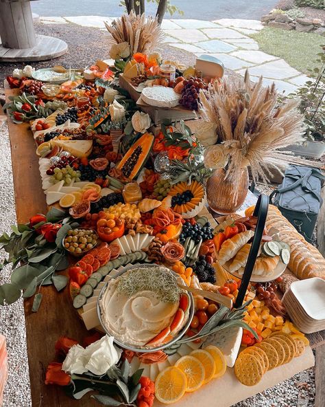 Fall Wedding Snack Table, Autumn Wedding Food Dinner, Boho Charcuterie Table, Fall Themed Grazing Table, Fall Bridal Shower Charcuterie Board, Desert Charcuterie Board Wedding, Grazing Table Business, Picnic Hors D'oeuvres, Autumn Grazing Table