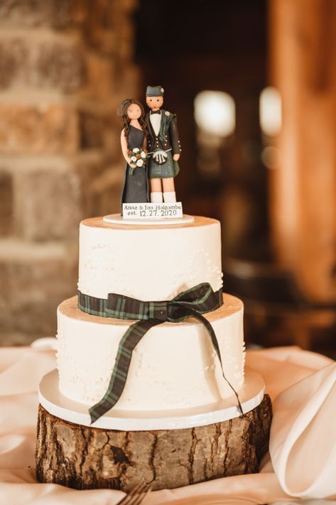 Black Watch Tartan Kilt Wedding, Tartan Sash, Tartan Wedding, Winter Wedding Cake, Black Watch Tartan, Scottish Kilts, White Wedding Cake, Wedding Sash, White Bouquet