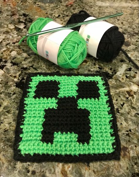 #minecraft coaster con diseno de #creeper en #crochet Crochet Patterns Minecraft, Minecraft Crochet, Yarn Creations, Diy Sweatshirt, Creepers, Crochet Ideas, Crochet Projects, Hand Knitting, Minecraft