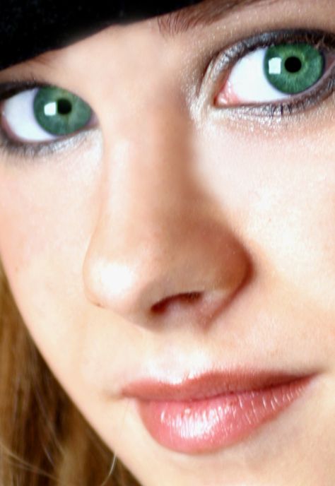 green eyes People With Green Eyes, Blue Eye Shadow, Captivating Eyes, Eyes Photography, Eyes Color, Emerald Eyes, Photos Of Eyes, Windows To The Soul, Makeup Simple